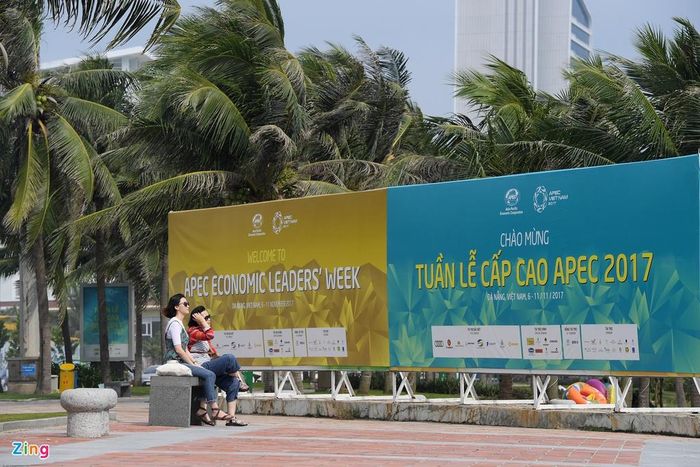 Nhiều tấm bảng lớn với dòng chữ "Tuần lễ cấp cao APEC 2017" hoặc "Chào mừng Năm APEC Việt Nam 2017" được viết cả tiếng Việt và tiếng Anh dựng lên dọc suốt tuyến đường bờ biển Võ Nguyên Giáp.