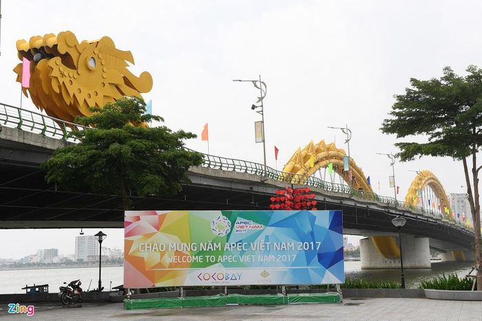 Mới đây, Chủ tịch UBND TP Huỳnh Đức Thơ đã cùng 3.000 người trực tiếp xuống đường dọn dẹp vệ sinh, làm đẹp thành phố. Đó là một trong những hoạt động thiết thực nhằm nhân rộng phong trào Ngày chủ nhật xanh - sạch - đẹp, sẵn sàng công tác hậu cần, vệ sinh phố phường đón Tuần lễ cấp cao APEC 2017.