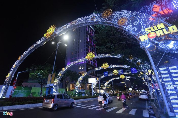 Trên các trục đường kết nối từ sân bay về khu vực tổ chức hội nghị, các tuyến đường có các điểm tổ chức hội nghị và khu vực trung tâm thành phố như Nguyễn Văn Linh, Võ Văn Kiệt, Hoàng Sa, Võ Nguyên Giáp, Trường Sa, Cách Mạng Tháng Tám, 2 Tháng 9, Bạch Đằng, Trần Phú... rực rỡ sắc màu bởi các cổng chào được kết bởi hàng nghìn ngọn đèn.