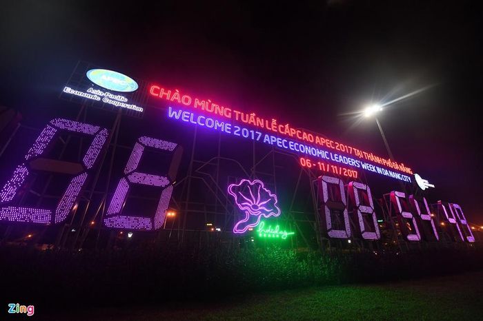 Bảng đồng hồ điện tử khổng lồ, đếm ngược từng giây chào đón sự kiện Tuần lễ cao cấp APEC tại trung tâm thành phố nằm ở vòng xuyến phía Đông đầu cầu quay sông Hàn.