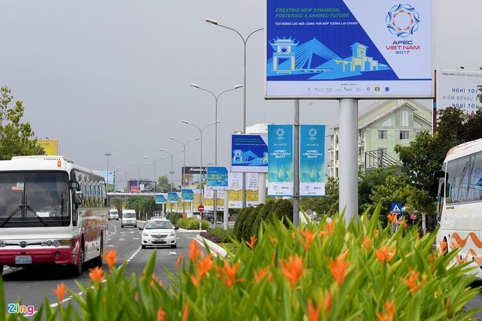 Tuyến đường ra vào sân bay Quốc tế Đà Nẵng được trồng bổ sung thêm hoa, cắt tỉa cây trang trí sạch đẹp, tạo cảnh quan xanh tươi với du khách quốc tế lần đầu đặt chân tới thành phố.