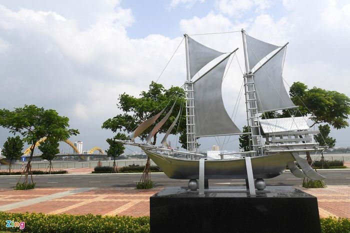 Nơi đây trưng bày 21 bức tượng, tác phẩm nghệ thuật khác nhau tượng trưng cho 21 nền kinh tế khu vực châu Á Thái Bình Dương của APEC.