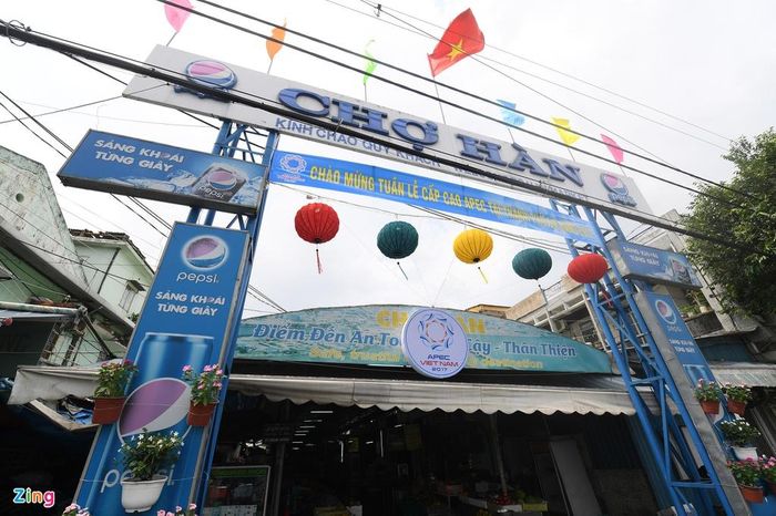 Chợ Hàn, một điểm đến thu hút khách du lịch với những món quà đặc sản của thành phố, cũng được tô điểm bằng nhiều chậu hoa, logo biểu ngữ chào đón APEC.