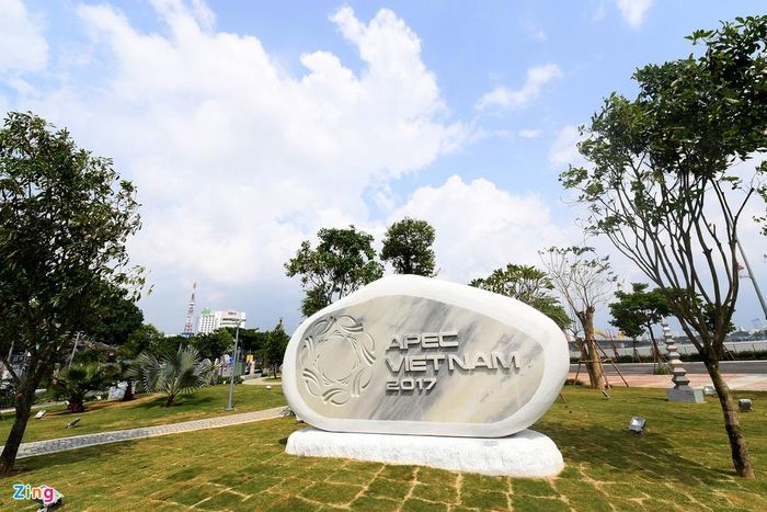 Một công trình chào mừng APEC 2017 khác cũng mới được khánh thành trong những ngày cuối tháng 10 đó là Công viên APEC nằm bên bờ sông Hàn, ngay dưới chân cầu Rồng ( đầu đường 2 Tháng 9).