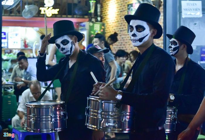 Trên phố Tạ Hiện (quận Hoàn Kiếm), các cửa hàng kinh doanh dùng chiêu thu hút khách bằng những kiểu hóa trang mặt đầu lâu và xác sống.