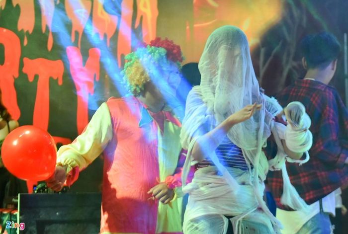 Thậm chí, có những "con ma", chú hề hào hứng lên sân khấu nhảy trên nền nhạc EDM sôi động.