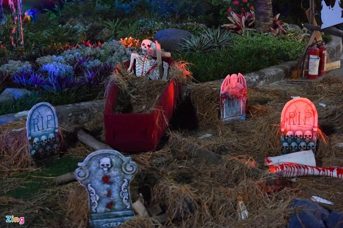 Tại Hà Nội, phong trào chơi Halloween diễn ra lẻ tẻ ở nhiều nơi mà không tập trung một chỗ như ở TP.HCM. Hình ảnh trang trí tại Công viên nước Hồ Tây tối 31/10.