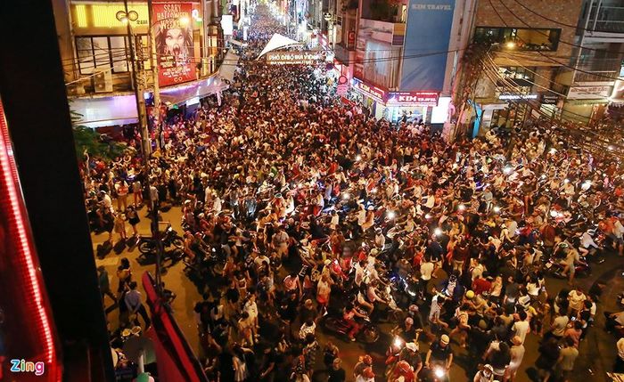 Tất cả các khu vực không còn chỗ trống. Cảnh chen lấn, ngột ngạt xảy ra ngay từ 20h.
