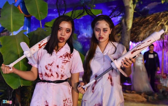 Những cô gái vào vai "y tá ma" để dọa những người xung quanh.