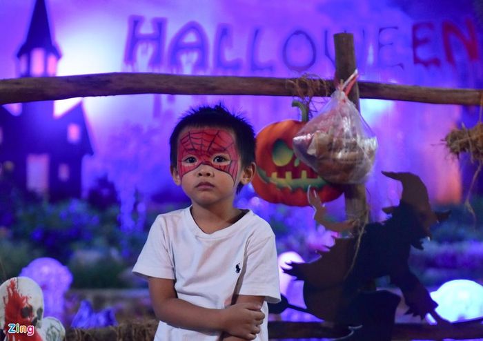 Nhiều bé chưa hiểu Halloween là gì cũng được người lớn đưa đi chơi.