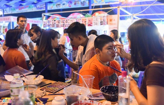 Nhân viên của dịch vụ vẽ mặt không kịp phục vụ khách khi quá nhiều người muốn hóa trang. Một số bạn trẻ không chờ đợi được lâu đành không hóa tranh nữa.