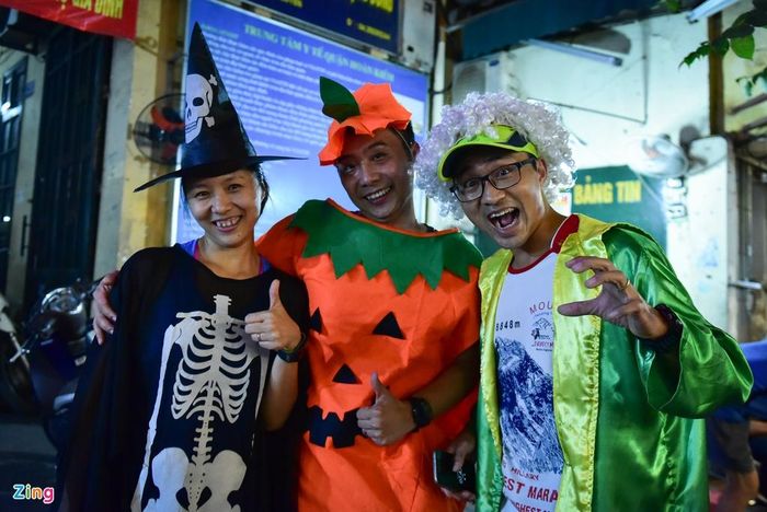 Nhóm thanh niên, trung niên này tổ chức mặc đồ Halloween chạy khắp phố cổ. Anh Phạm Duy Cường (phải) cho biết nhóm gặp nhau trong một sự kiện Marathon và cùng có niềm đam mê chạy bộ. "Nhân dịp Halloween, mọi người tổ chức chạy 7 km để vừa rèn luyện sức khỏe, vừa hòa vào không khí lễ hội", anh Cường nói.