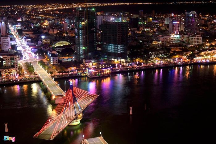 Chiếc cầu quay đặc biệt này do đội ngũ chuyên gia, kỹ sư Việt Nam thiết kế, thi công giai đoạn 1998 - 2000. Cầu dài gần 500 m, rộng 12 m, nối liền hai tuyến đường trung tâm giữa quận Hải Châu và quận Sơn Trà. Mỗi ngày đều đặn vào 1h sáng, phần giữa của cây cầu lại quay 90 độ mở đường cho tàu thuyền lớn qua lại trên sông Hàn. Ảnh: Đào Quang Tuyên. 