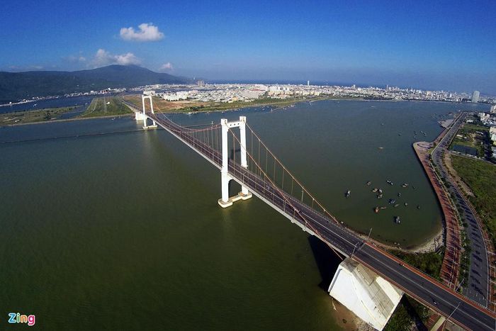Phía tây sông Hàn là cầu dây võng Thuận Phước. Hiện có 6 chiếc cầu bắc ngang qua sông Hàn gồm cầu: sông Hàn (còn gọi là cầu quay), cầu Thuận Phước, cầu Nguyễn Văn Trỗi, cầu Trần Thị Lý, cầu Rồng, cầu Tiên Sơn. Nằm sát bên vịnh Đà Nẵng, cầu dây võng Thuận Phước dài 1,8 km, rộng 18 m được xây dựng trong hơn 6 năm (2003 - 2009), với tổng vốn đầu tư gần 1.000 tỷ đồng. Ảnh: Lê Hiếu.