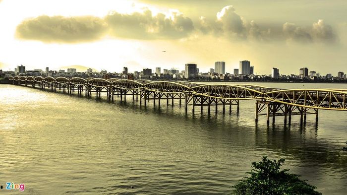 Cầu Nguyễn Văn Trỗi có tuổi thọ lâu đời nhất, cầu gồm 14 nhịp giàn thép Poni dài hơn 500 m, khổ cầu 10,5 m, không có lề dành cho người đi bộ. Hiện, cây cầu này được giữ lại như một kỷ vật của Đà Nẵng để phục vụ cho phố đi bộ. Cầu này do hãng RMK (Mỹ) thiết kế và thi công hoàn thành năm 1965. Việc lấy tên anh hùng Nguyễn Văn Trỗi đặt cho cầu để tưởng nhớ người thực hiện cuộc đánh bom nhằm mưu sát Bộ trưởng Quốc phòng Mỹ McNamara năm 1964. 