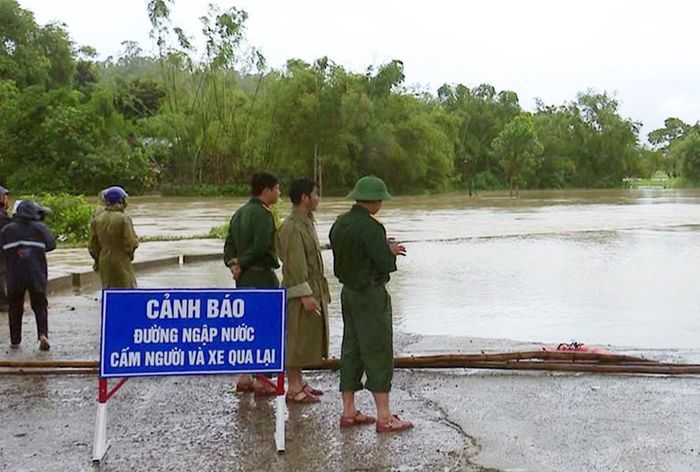 Tỉnh Phú Yên đã cử người trực chốt tại những địa phương chìm ngập trong nước lũ