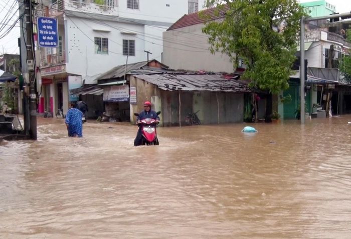 Nhiều tuyến đường tại Phú Yên bị ngập sâu, khiến việc đi lại của người dân hết sức khó khăn