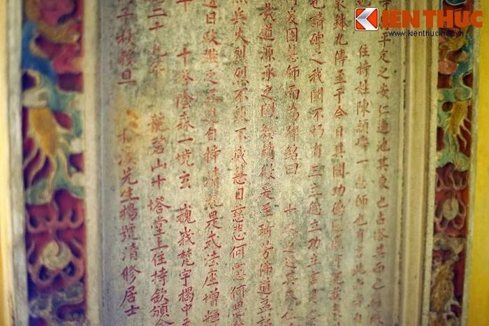 Phía sau chính điện có tấm bia ghi bài minh Sắc tứ Thập Tháp Di Đà Tự bi minh do cư sĩ Dương Thanh Tu biên soạn, Hòa thượng Minh Lý lập năm 1876.