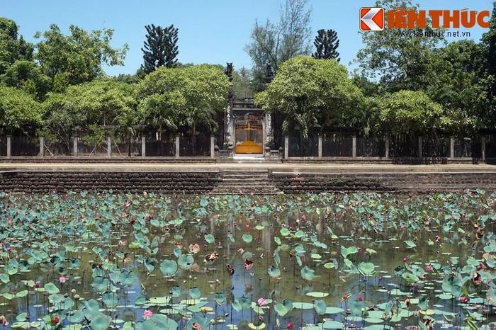 Trước cổng chùa là một hồ sen rộng khoảng 500m2, mỗi độ hè về sen nở thơm ngát một vùng. Cổng chùa là hai trụ biểu vuông cao, trên đặt hai tượng sư tử ngồi uy nghi.