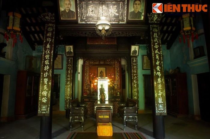 Nhà phương trượng nằm đối diện với chính điện qua sân trời, do Quốc sư Phước Huệ cho xây vào năm 1924.