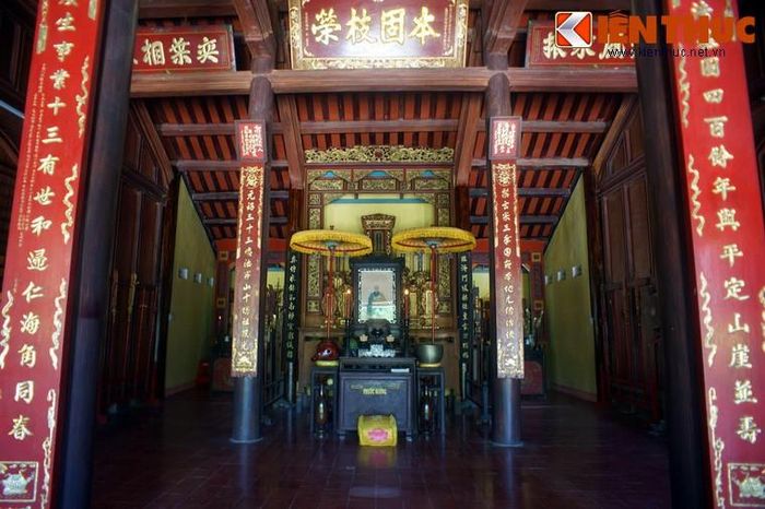 Nhà Tổ của chùa Thập Tháp ở phía Nam, nối ngôi chính điện và nhà phương trượng, thờ Tổ khai sơn Nguyên Thiều và chư vị trụ trì, chư Tăng quá cố và chư Phật tử quá vãng.