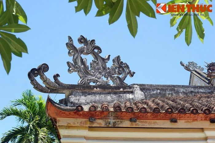 Chùa hình thành từ năm 1683, khi thiền sư Nguyên Thiều, một nhà tu hành người gốc tỉnh Quảng Đông, Trung Hoa dùng gạch đá của 10 ngôi tháp đổ để dựng chùa. Chùa đã trải qua nhiều lần tu bổ, diện mạo hiện tại được định hình từ đầu thế kỷ 20.