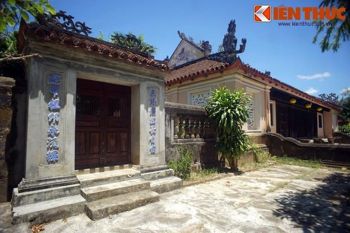 Qua nhiều lần trùng tu, tôn tạo, dù cái cũ và mới đan xen, kiến trúc chùa Thập Tháp vẫn giữ được chất cổ kính trong một tổng thể hài hòa.