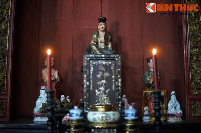 Hầu hết các tượng thờ trong chính điện được tạc vào thời Thiền sư Minh Lý trụ trì (1871-1889).