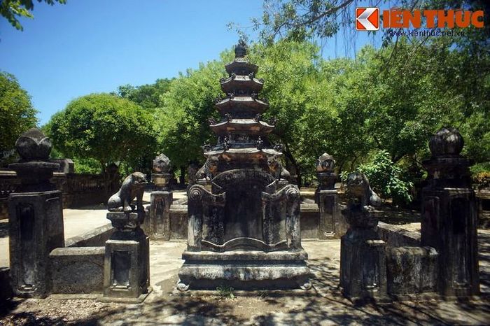 Ngoài các kiến trúc chính, chùa Thập Tháp còn có khu vườn tháp cổ với 24 bảo tháp lớn nhỏ mang hình thái kiến trúc phong phú. Tất cả đều xây dựng từ thế kỷ 19 - 20.