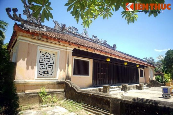 Chùa tọa lạc trên ngọn đồi mang tên Long Bích, ở phía Bắc thành Đồ Bàn của người Chăm xưa. Tên gọi “Thập Tháp” bắt nguồn từ việc trên khu đồi này từng có 10 ngôi tháp Chăm, sau bị sụp đổ và mất dần dấu tích.