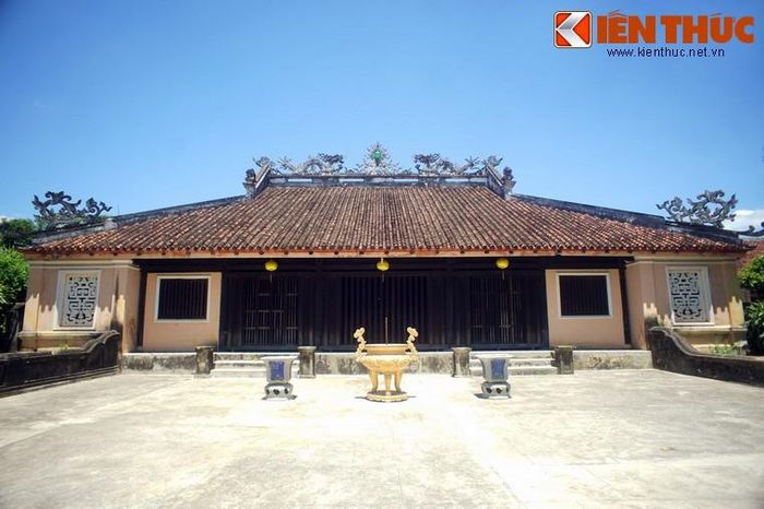 Chùa có kiến trúc hình chữ Khẩu. Chính điện là công trình chính, kiến trúc theo kiểu nhà rường, gồm ba gian hai chái được kết cấu bởi 4 hàng cột cái, 4 hàng cột quân, 8 cột con và 16 cột hiên.
