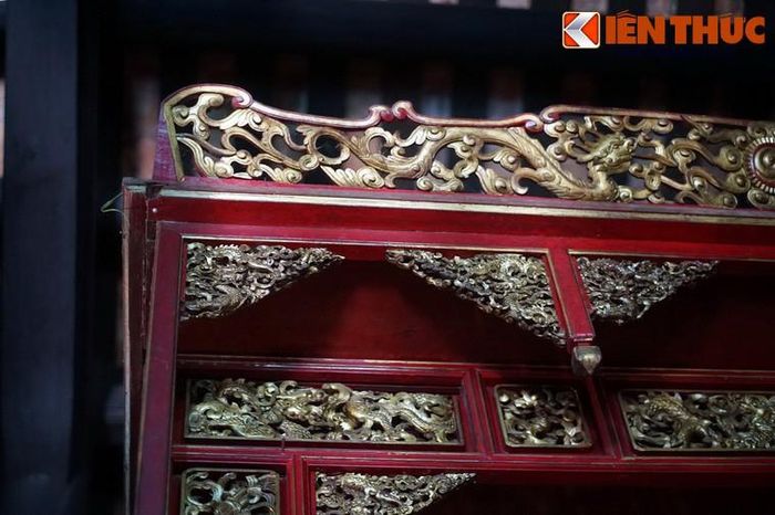 Các khám thờ được điêu khắc tinh xảo, sơn son thiếp vàng lộng lẫy.