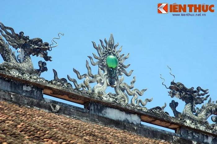 Trên nóc có hình tượng lưỡng long tranh châu.