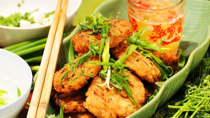 Nếu để ăn bữa sau, bạn hãy rán lại qua chả cá trước khi ăn (Ảnh: internet) 