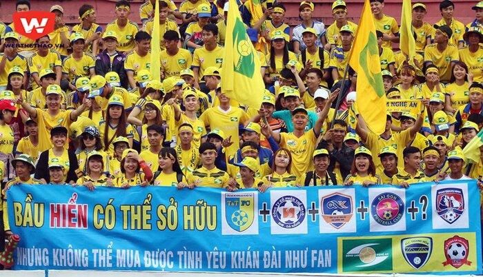 CĐV SLNA giăng biểu ngữ phản đối. Ảnh: Webthethao