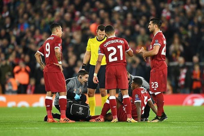 Phút 17 Liverpool có sự thay người đầu tiên khi tiền vệ Georginio Wijnaldum dính chấn thương và buộc phải rời sân để nhường chỗ cho Jordan Henderson.