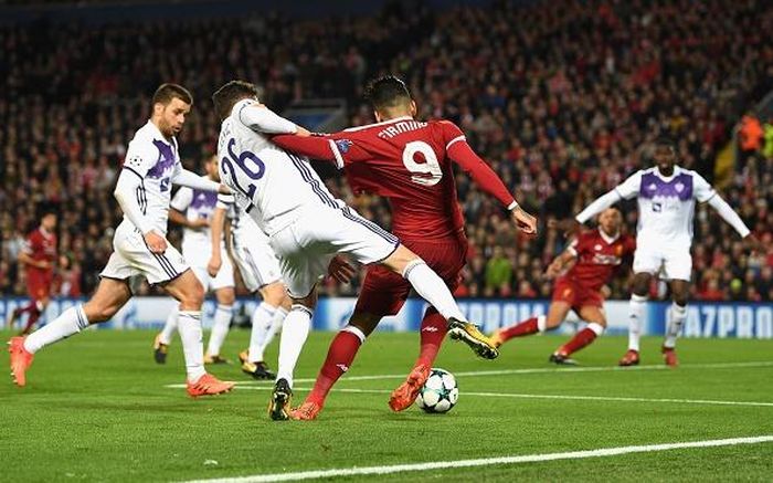 Phút 52, đội chủ nhà được hưởng penalty sau tình huống kéo áo của Aleksander Rajcevic (Maribor) với Roberto Firmino (Liverpool) trong vùng cấm.