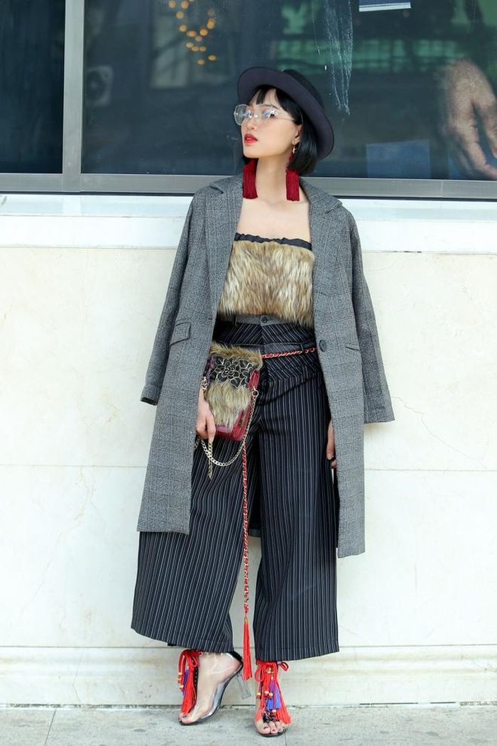 Bên cạnh những thảm họa thời trang, hoạt động street style bên lề còn xuất hiện những tín đồ sành điệu. Cô gái mix&amp;match set đồ cùng các xu hướng thế giới như họa tiết kẻ ô, hoa tai tua rua, clucth đính lông trước cánh săn ảnh.