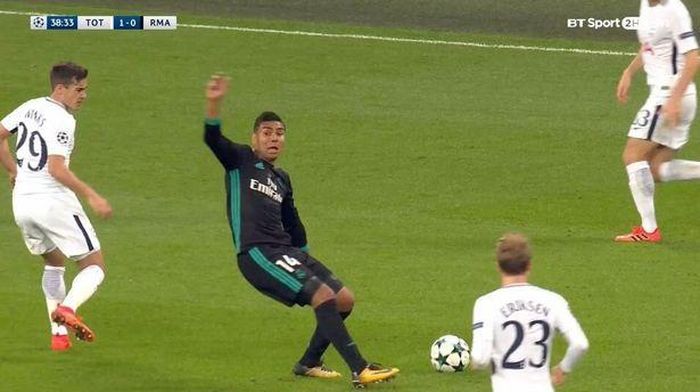 Trọng tài chính không bắt lỗi ăn vạ của Casemiro và cắt còi thổi phạt cầu thủ Tottenham. Chính điều này khiến không ít NHM trên sân Wembley bức xúc.