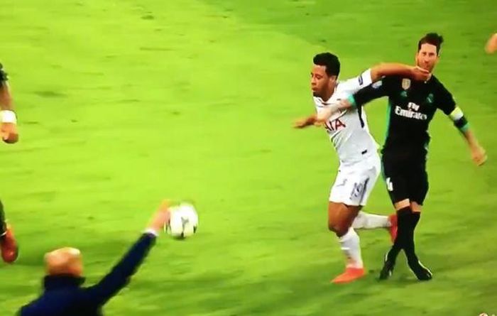 Tiền vệ người Bỉ cũng chẳng phải "dạng vừa", anh chàng vung tay đập mạnh vào mặt Ramos. Trung vệ Real phản đòn ngay lập tức bằng cách tấn công vào nách Dembele. 