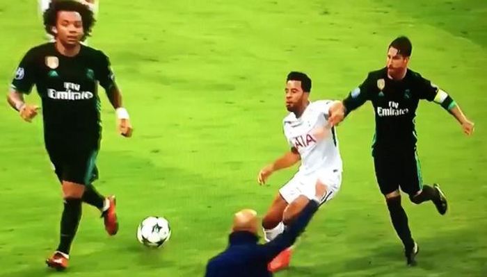 Ramos bồi thêm một cú đấm vào vùng nách Dembele. 
