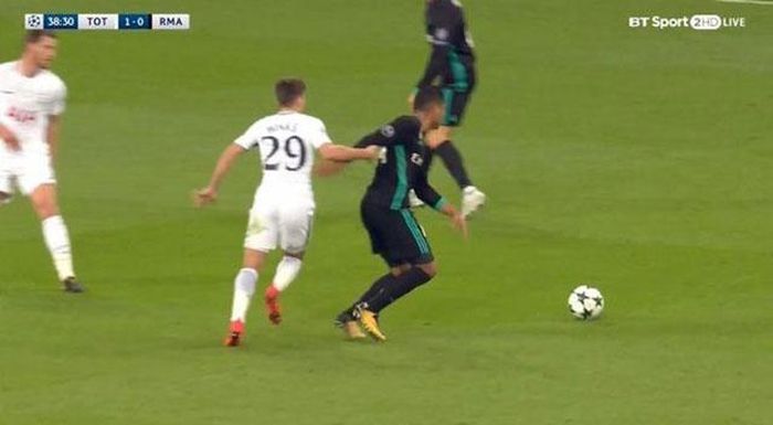 Trước đó, ở phút 38, Casemiro đã có pha ăn vạ hài hước trong tình huống tranh chấp với Harry Winks bên phía Tottenham.
