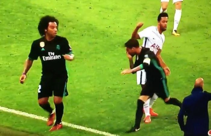 Khi Dembele quay ra phản ứng với trọng tài, Ramos giả vờ ôm mặt. 