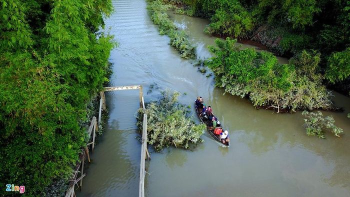 Người dân bố trí hai chiếc xuồng ở hai đầu thay nhau chở khách. Chiếc đầu kia tới, chiếc bên này mới xuất phát.