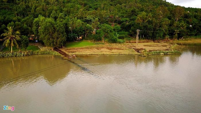 Người dân kể lại lúc đó họ phải sơ tán đồ đạc, tài sản lên đồi cao ở tạm. Tuy nhiên, cùng ở xã này đã xảy ra một vụ tai nạn thương tâm. Khoảng 18h ngày 1/11, ông Nguyễn Văn Lời (60 tuổi) ở thôn Tân Thọ, xã Xuân Sơn Bắc trong khi chèo xuồng đã bị lũ cuốn chìm, mất tích. Đến 3h sáng 2/11, lực lượng chức năng và gia đình mới tìm được thi thể ông.