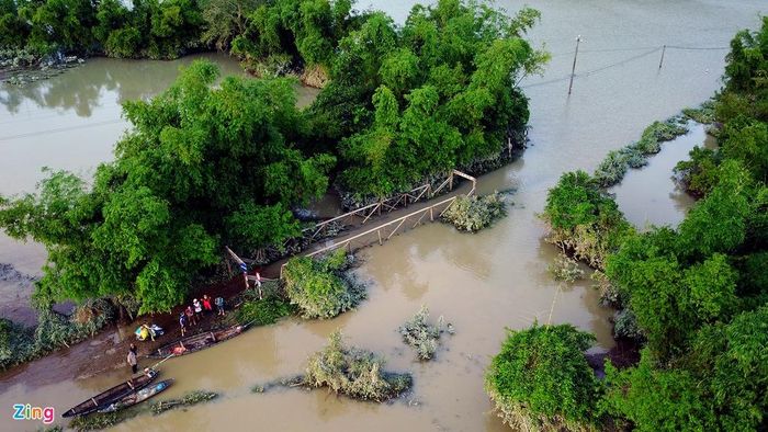 Để ra vào làng, người dân phải sử dụng thuyền, xuồng đã vài ngày nay. Cầu Cây Sung bắc qua sông đang bị chìm hơn 1 m trong nước.
