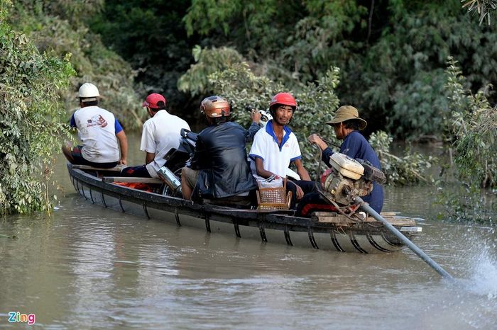 Anh Nguyễn Văn Long, một trong những người lái xuồng kể lại ngày hôm trước nơi đây ngập sâu hơn 2 m. Sau khi hết mưa, nước rút nhanh.