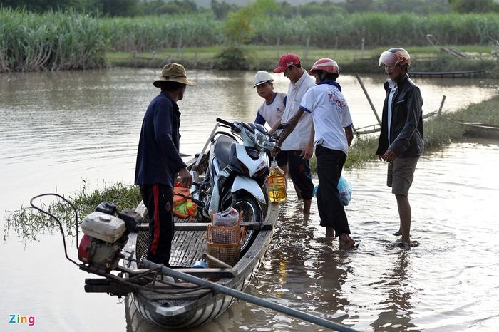 Dịch vụ chở người và xe máy vào xã Xuân Sơn Bắc được người dân ở xã khác tới phục vụ, giá 15.000 đồng/lượt.