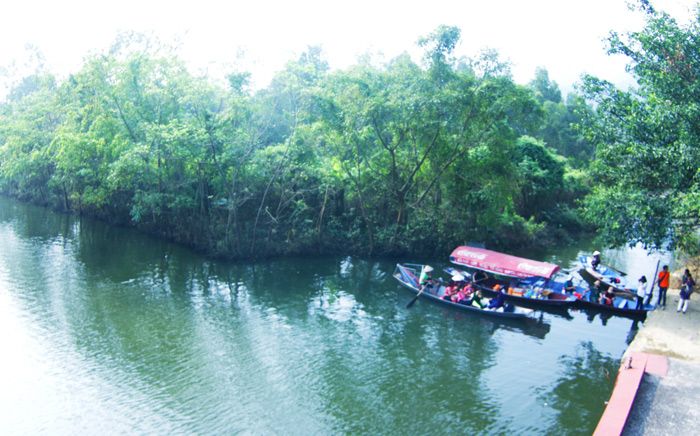 Bến đò đón khách sáng sớm.