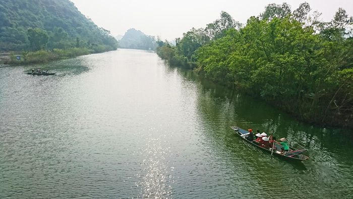Dòng suối Yến xanh biếc trong sương mờ.